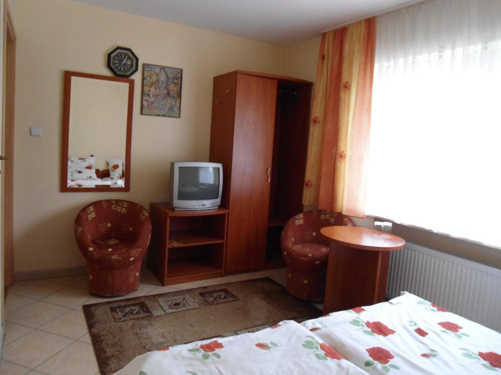 Hotel Pod Platanami Тшебница Экстерьер фото