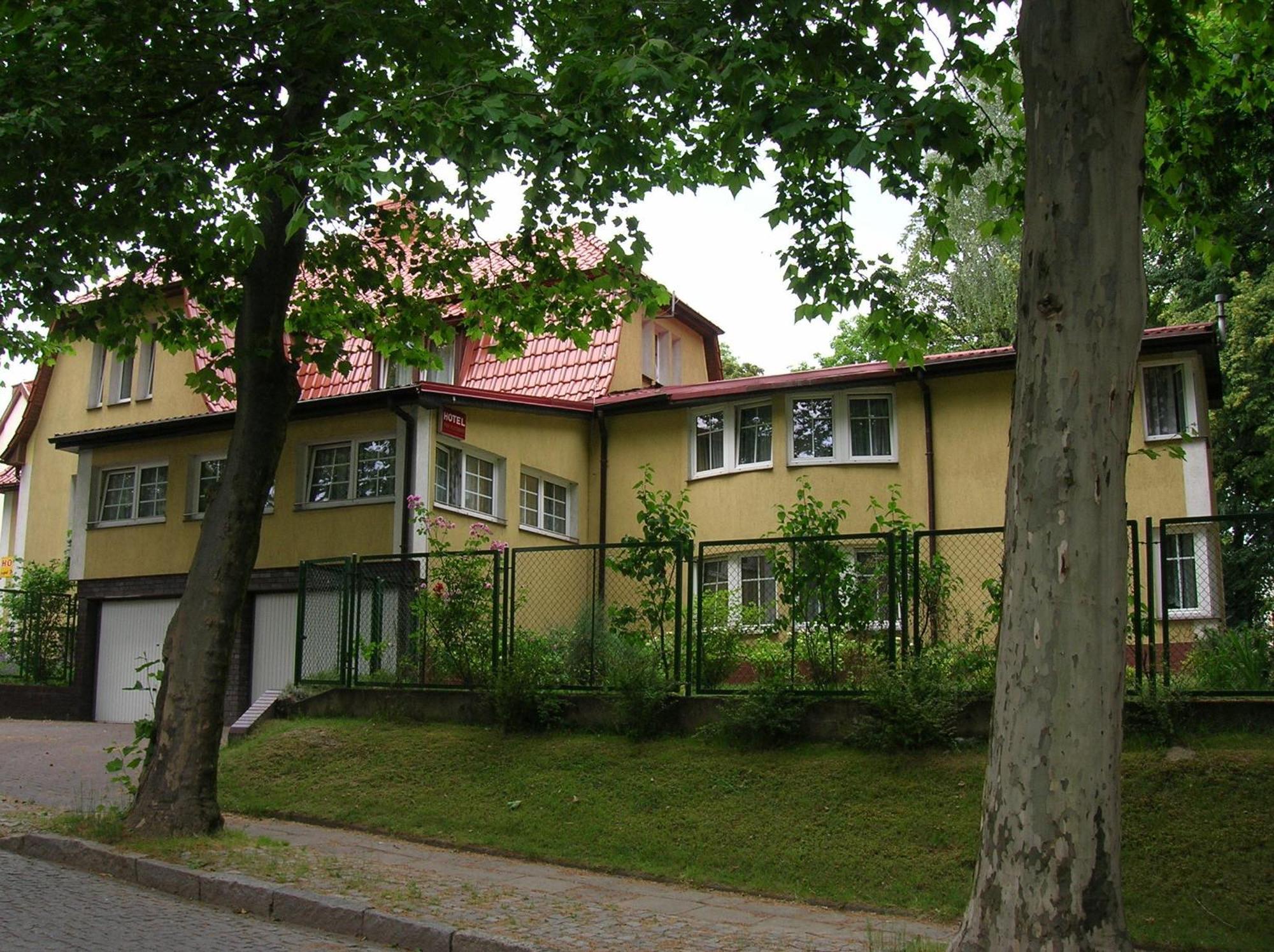 Hotel Pod Platanami Тшебница Экстерьер фото