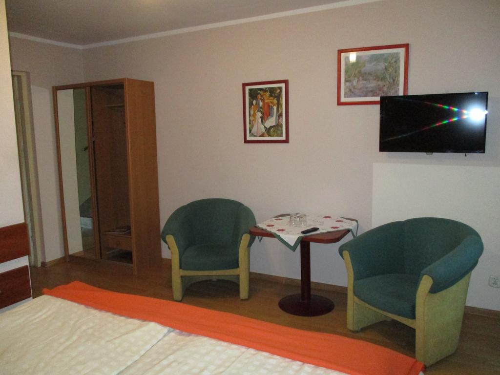 Hotel Pod Platanami Тшебница Экстерьер фото