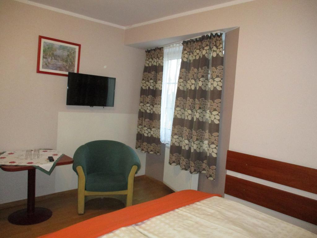 Hotel Pod Platanami Тшебница Экстерьер фото