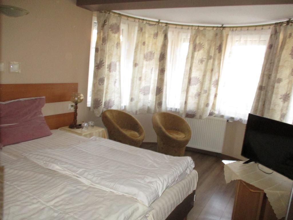 Hotel Pod Platanami Тшебница Экстерьер фото